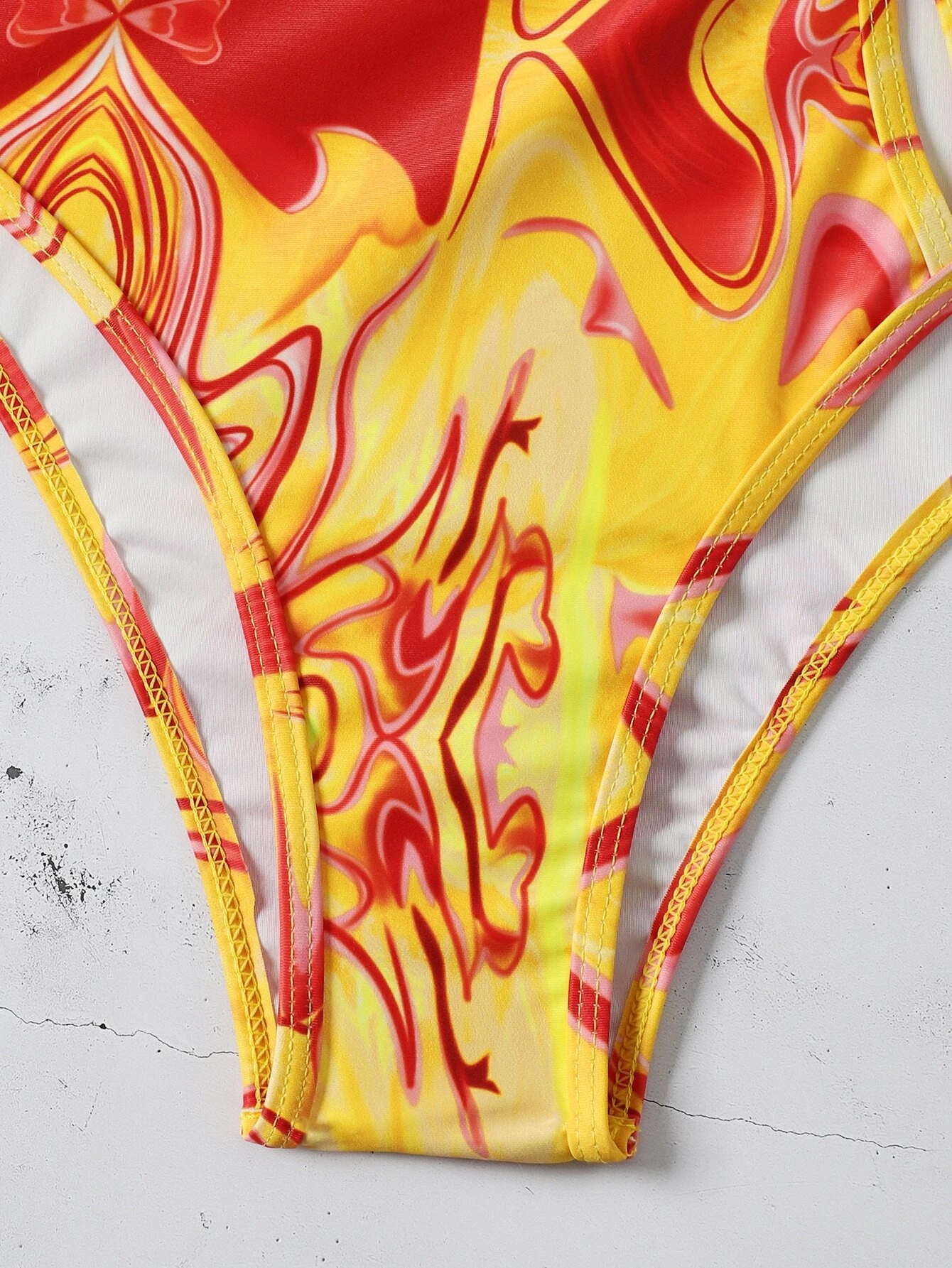 maillot de bain une pièce à motif fluide abstrait asymétrique – Image 3