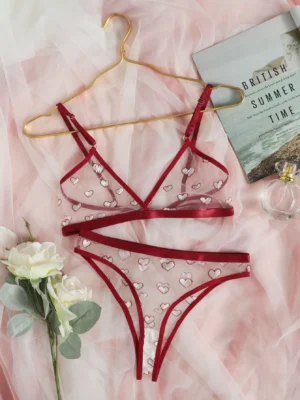 ensemble de lingerie rouge foncé