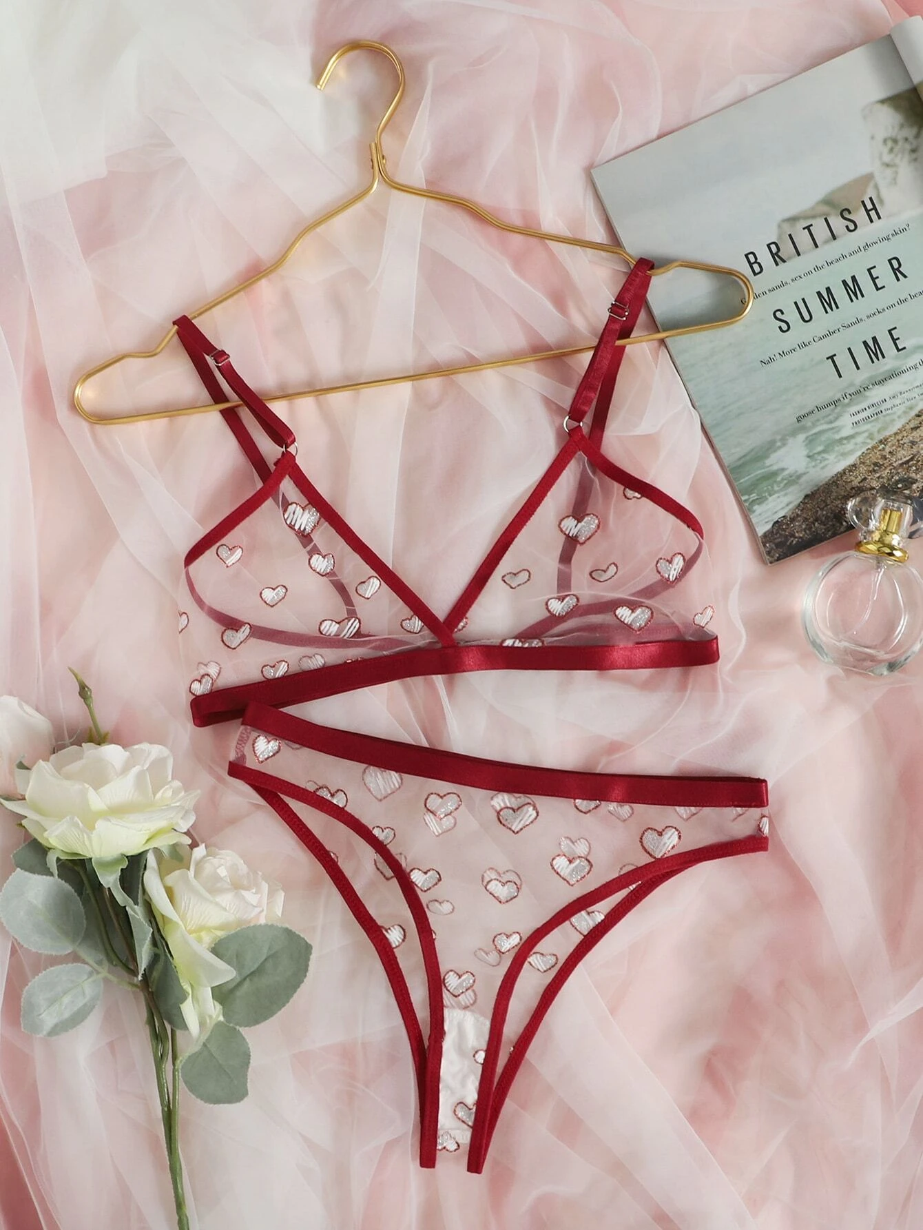 ensemble de lingerie rouge foncé