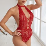 body de lingerie raffiné en dentelle avec découpe et sans entre jambes.