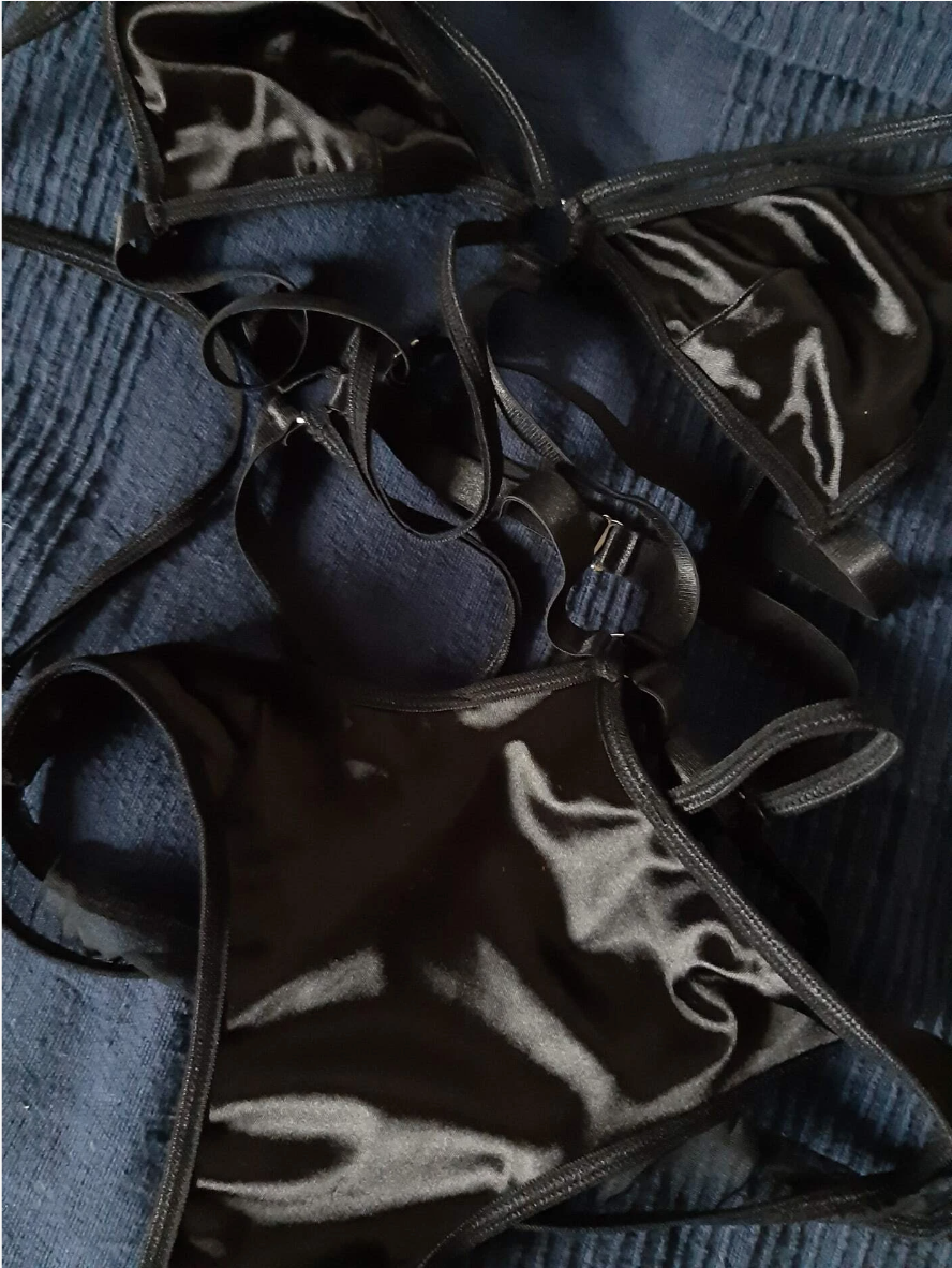 Body de lingerie en satin avec découpe – Image 6
