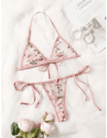 Ensemble de lingerie en maille brodée avec motif de papillon
