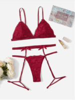 Ensemble de lingerie en dentelle rose comprenant 3 pièces : un soutien-gorge avec nœud à l'avant, un string et une jarretière