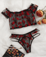 Lingerie en dentelle transparente avec motif floral, romantique.