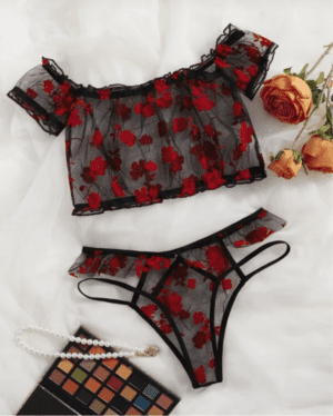Lingerie en dentelle transparente avec motif floral, romantique.