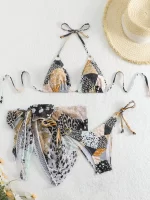 Ensemble bikini ras-du-cou imprimé avec patchwork complet, avec un détail de nœud latéral, brief de natation et jupe couvre-maillot