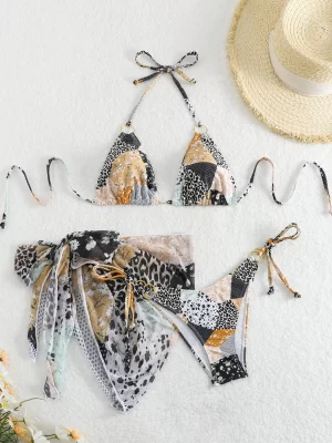 Ensemble bikini ras-du-cou imprimé avec patchwork complet, avec un détail de nœud latéral, brief de natation et jupe couvre-maillot